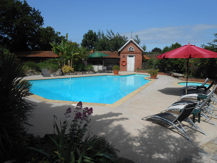 Piscine du manoir de la Barbacane